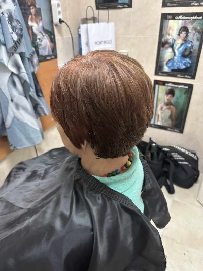 Млади фризьори подариха прически на дами от Дома за хора с деменция