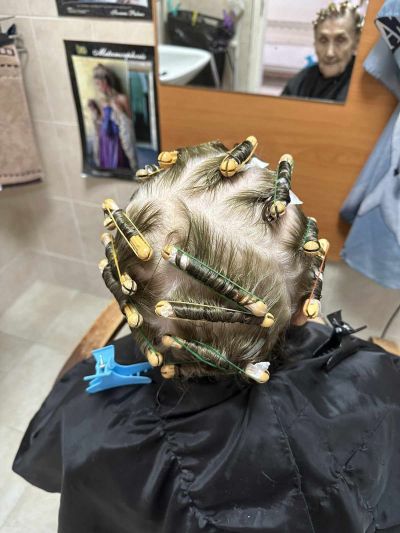 Млади фризьори подариха прически на дами от Дома за хора с деменция