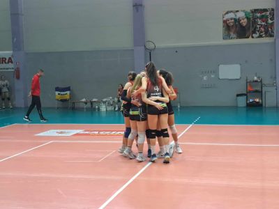 Дебютна домакинска победа за школата ни!