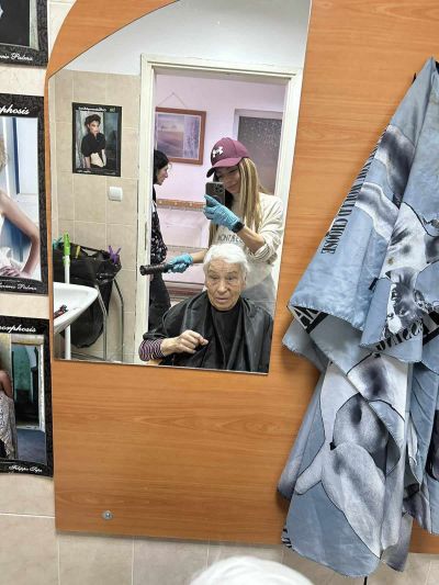 Млади фризьори подариха прически на дами от Дома за хора с деменция
