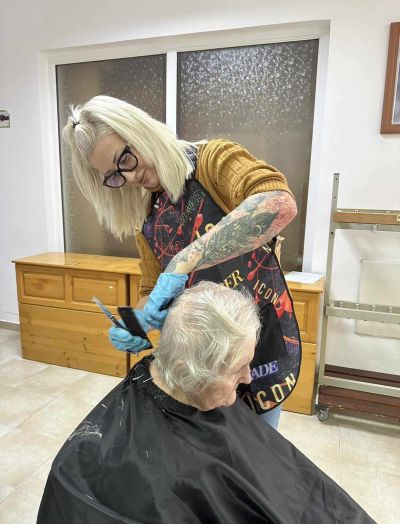 Млади фризьори подариха прически на дами от Дома за хора с деменция