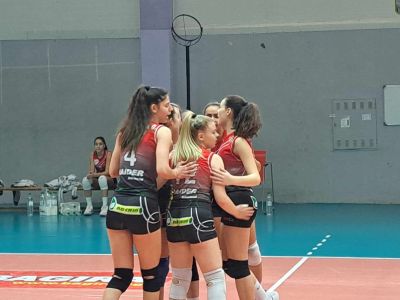 Дебютна домакинска победа за школата ни!