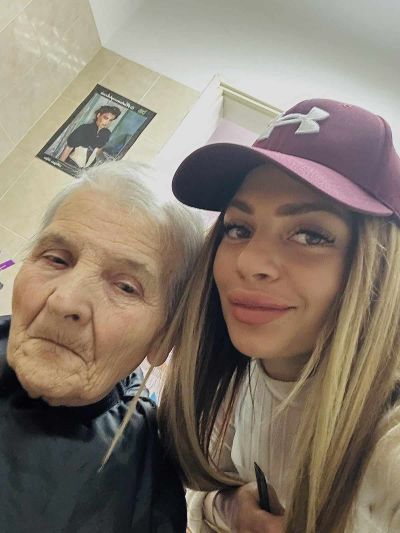 Млади фризьори подариха прически на дами от Дома за хора с деменция