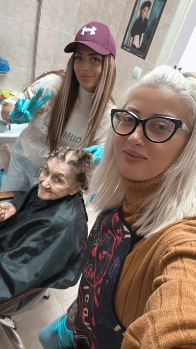 Млади фризьори подариха прически на дами от Дома за хора с деменция