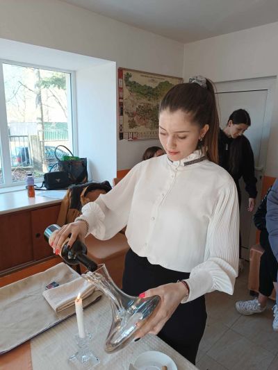 ПГЛПТ излъчи своя представител за Регионалното състезание „Най-добър млад сервитьор“