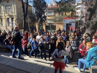 Повече от 120 жители и гости на Казанлък се включиха в тематична пешеходна обиколка на града