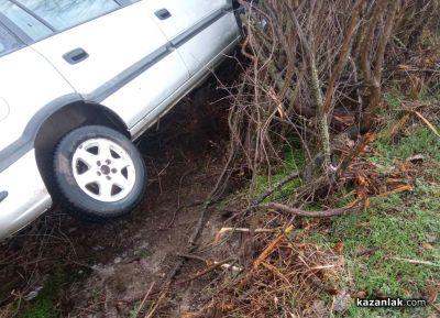 Автомобил катастрофира на пътя Бузовград - Горно Черковище