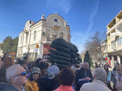 Повече от 120 жители и гости на Казанлък се включиха в тематична пешеходна обиколка на града