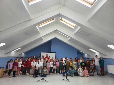 Ученици от ОУ “Мати Болгария“ зарадваха малчуганите от ДГ „Теменуга“ с първомартенско тържество