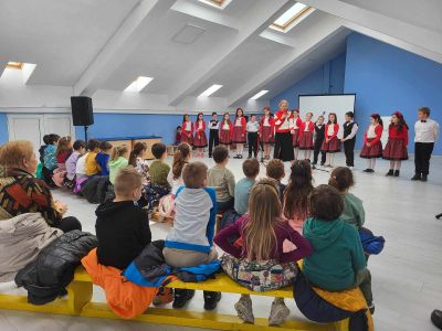 Ученици от ОУ “Мати Болгария“ зарадваха малчуганите от ДГ „Теменуга“ с първомартенско тържество