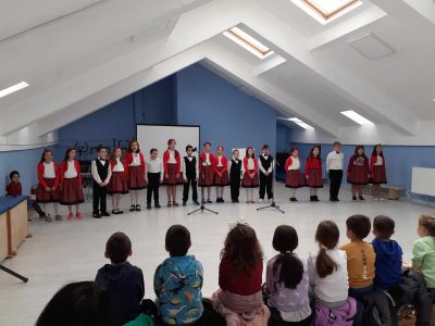 Ученици от ОУ “Мати Болгария“ зарадваха малчуганите от ДГ „Теменуга“ с първомартенско тържество