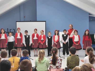 Ученици от ОУ “Мати Болгария“ зарадваха малчуганите от ДГ „Теменуга“ с първомартенско тържество