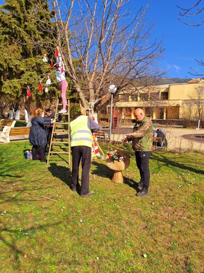 Енина посреща 1 март с празнична украса в центъра на селото 