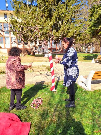 Енина посреща 1 март с празнична украса в центъра на селото 