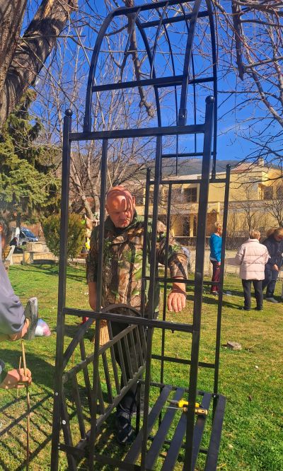 Енина посреща 1 март с празнична украса в центъра на селото 