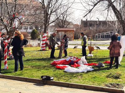 Енина посреща 1 март с празнична украса в центъра на селото 