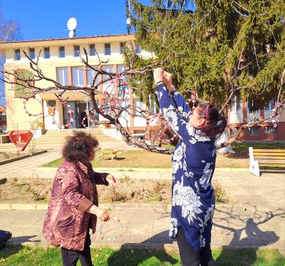 Енина посреща 1 март с празнична украса в центъра на селото 