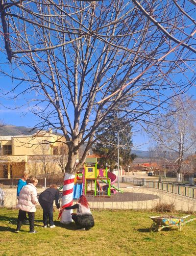 Енина посреща 1 март с празнична украса в центъра на селото 