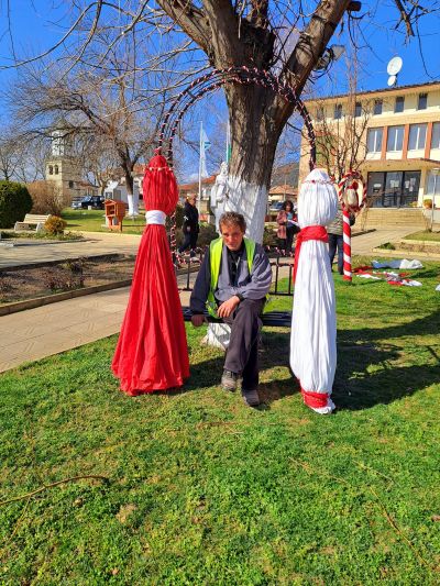 Енина посреща 1 март с празнична украса в центъра на селото 