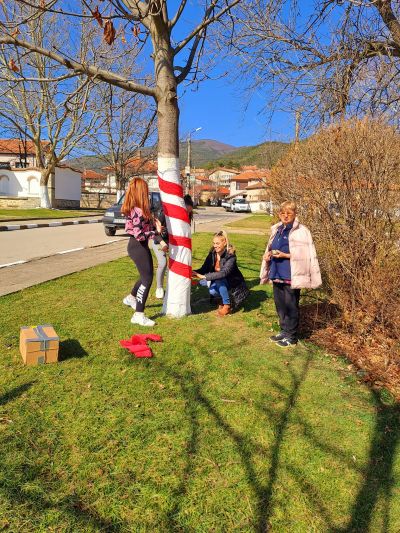 Енина посреща 1 март с празнична украса в центъра на селото 