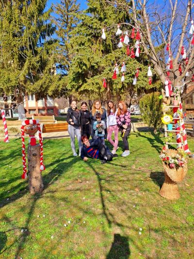 Енина посреща 1 март с празнична украса в центъра на селото 