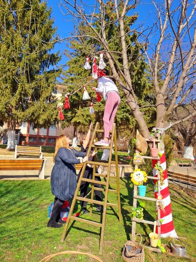 Енина посреща 1 март с празнична украса в центъра на селото 