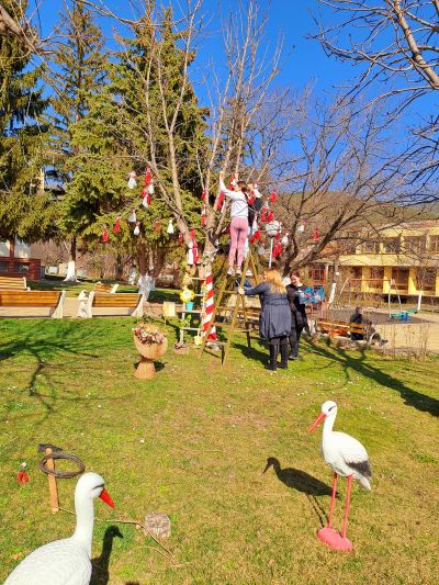 Енина посреща 1 март с празнична украса в центъра на селото 