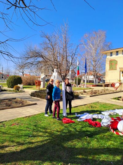 Енина посреща 1 март с празнична украса в центъра на селото 