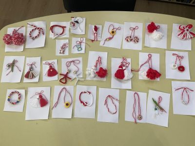 Сръчните помощници на Баба Марта твориха красоти в библиотека “Искра“ 