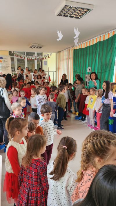 Ученици, родители и учители от ОУ „Чудомир“ майсториха пъстри мартенички 