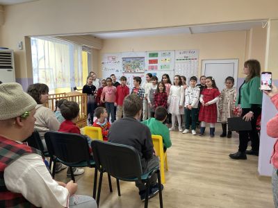 Сръчните помощници на Баба Марта твориха красоти в библиотека “Искра“ 