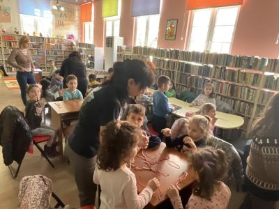Сръчните помощници на Баба Марта твориха красоти в библиотека “Искра“ 