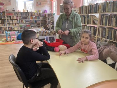 Сръчните помощници на Баба Марта твориха красоти в библиотека “Искра“ 