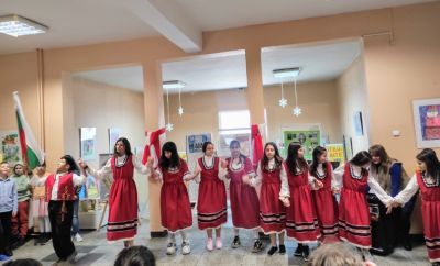 Учениците от ОУ ”Чудомир” тържествено отбелязаха 3 март 