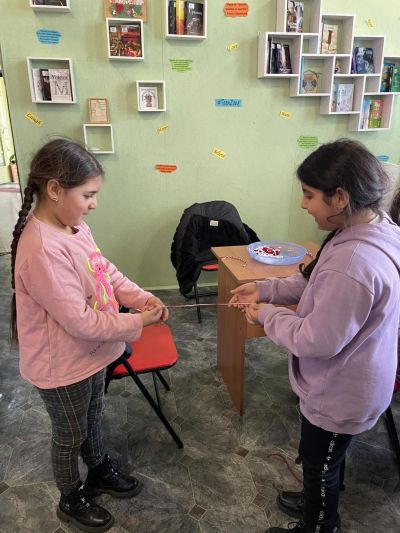 Сръчните помощници на Баба Марта твориха красоти в библиотека “Искра“ 