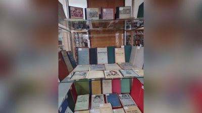 Библиотека “Искра“ отбелязва 140 години от рождението на Гено Дочев с изложба  / Новини от Казанлък