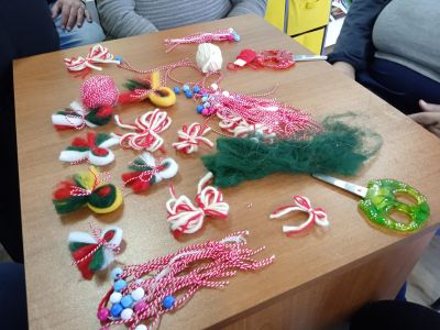 Сръчните помощници на Баба Марта твориха красоти в библиотека “Искра“ 