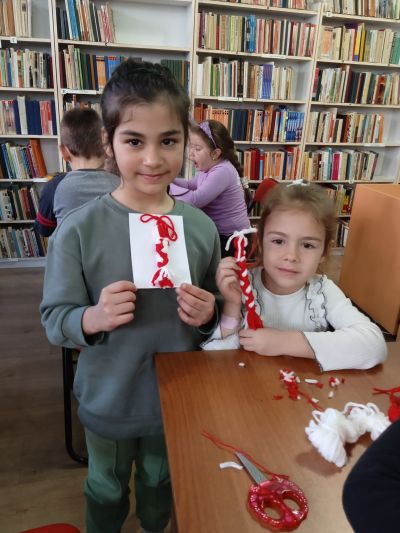 Сръчните помощници на Баба Марта твориха красоти в библиотека “Искра“ 