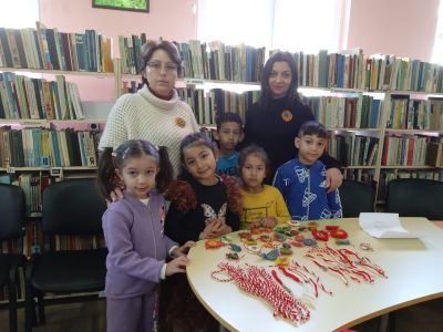 Сръчните помощници на Баба Марта твориха красоти в библиотека “Искра“ 