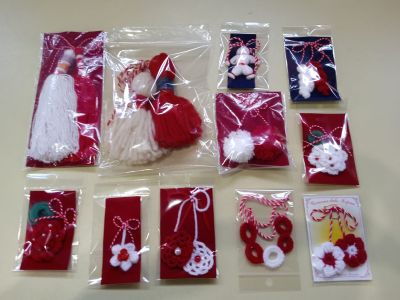 Сръчните помощници на Баба Марта твориха красоти в библиотека “Искра“ 