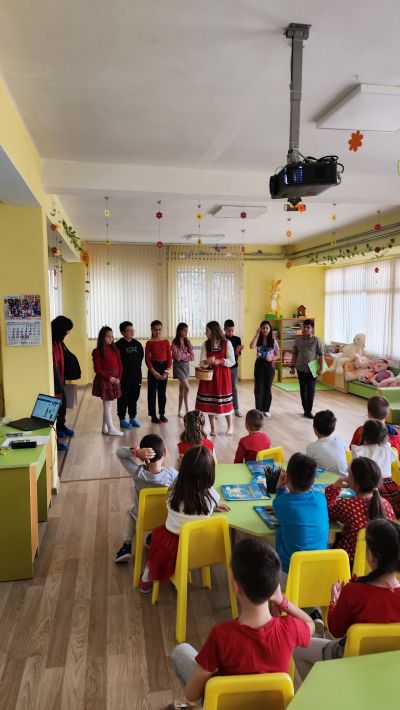 Ученици, родители и учители от ОУ „Чудомир“ майсториха пъстри мартенички 