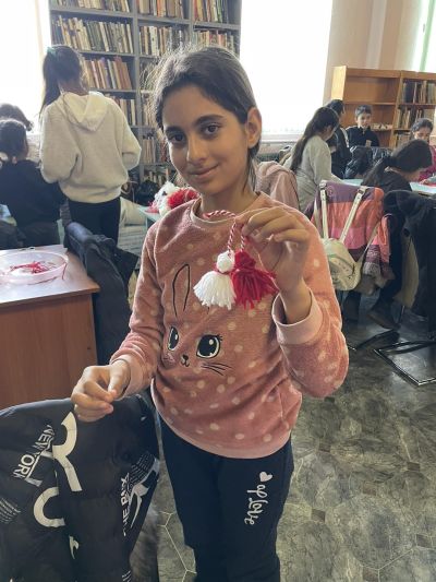 Сръчните помощници на Баба Марта твориха красоти в библиотека “Искра“ 