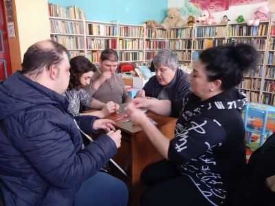 Сръчните помощници на Баба Марта твориха красоти в библиотека “Искра“ 