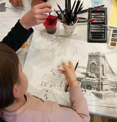 Десетки деца посетиха творческото ателие организирано в музей “Ахинора“ по повод Националния празник