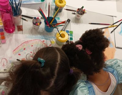 Десетки деца посетиха творческото ателие организирано в музей “Ахинора“ по повод Националния празник