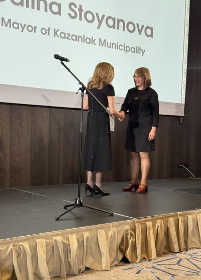 Отличиха кметът на Казанлък с наградата „Жена лидер в местната власт“