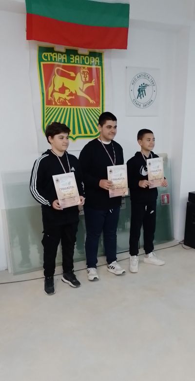 Един златен, два сребърни и два бронзови медала грабнаха казанлъшките стрелци в Стара Загора
