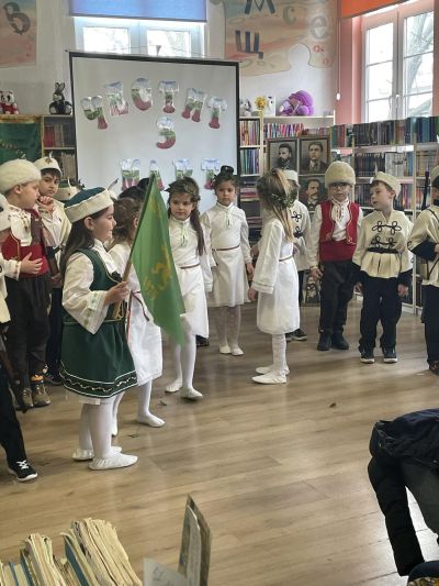 Децата от ДГ „Здравец“ представиха спектакъла „С България в сърцето” 