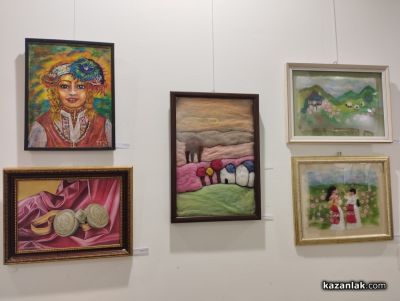 Осмомартенска изложба на жените-творци от Казанлък бе представена в зала “Иван Милев“ 