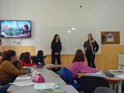 В хуманитарния профил на ПХГ “Св. Св. Кирил и Методий“ се учат и взаимно